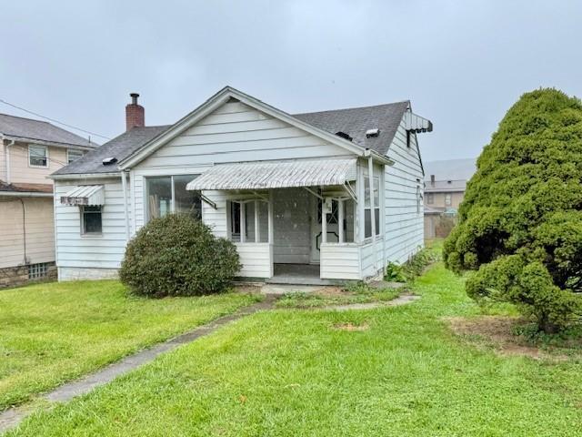 a view of a house with a yard and plants