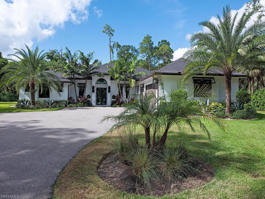 a view of a yard in front of house