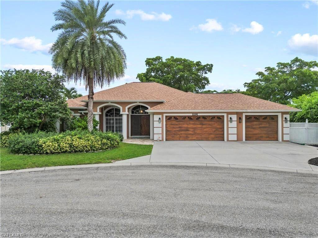 View of front of home featuring a garage