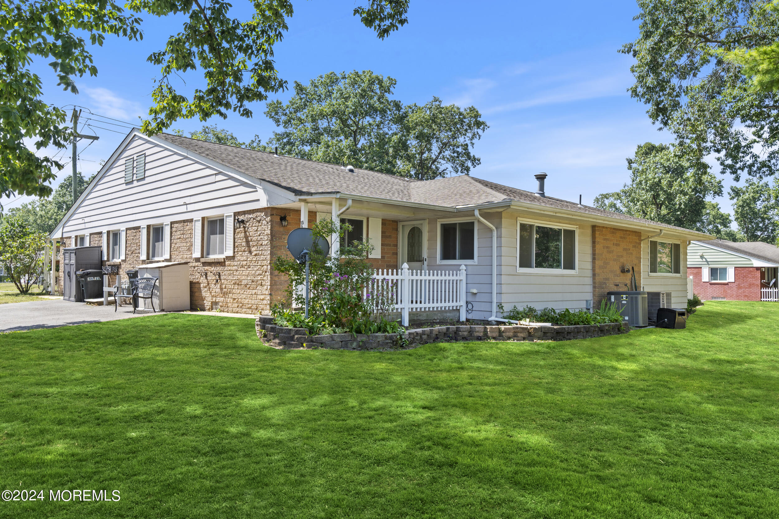 a view of a yard in front of a house