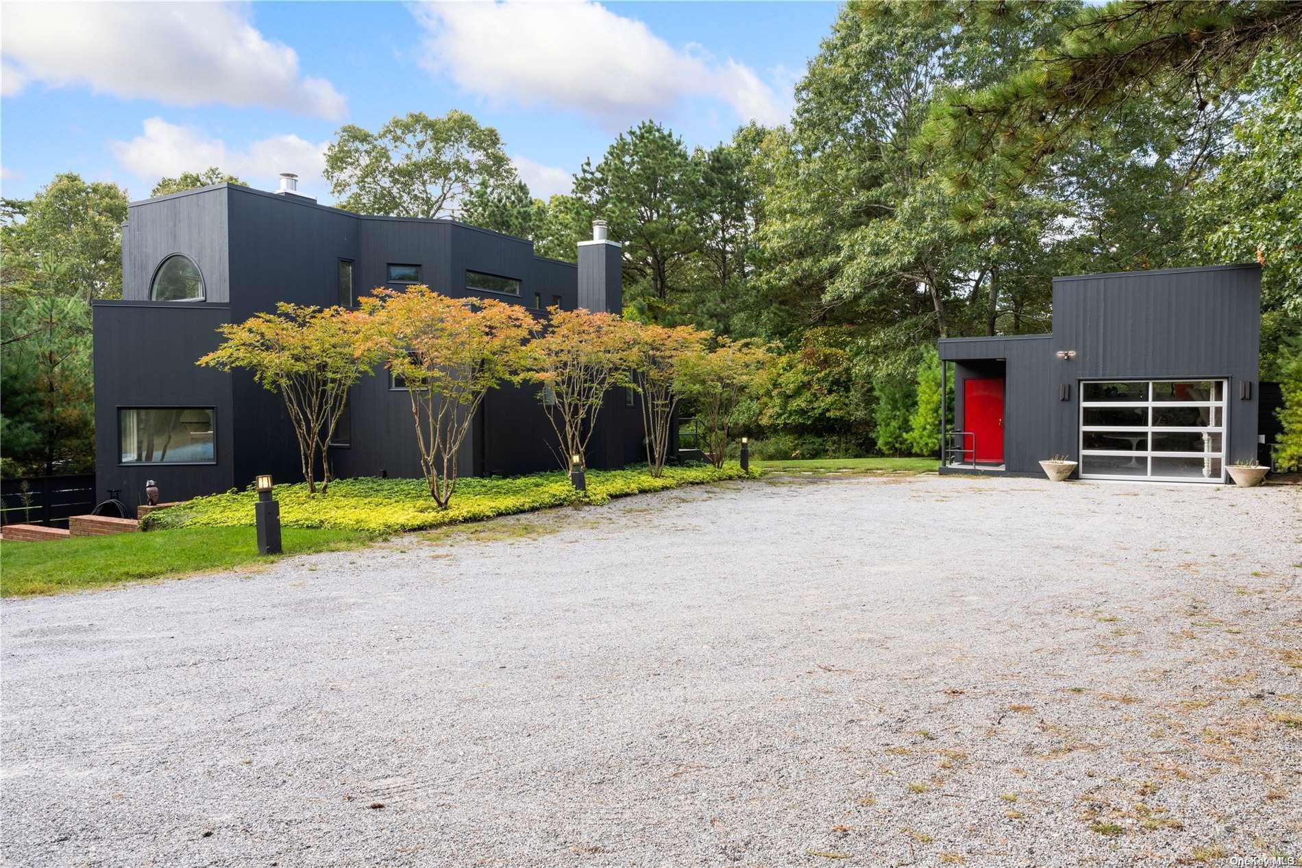 a view of a house with backyard and tree