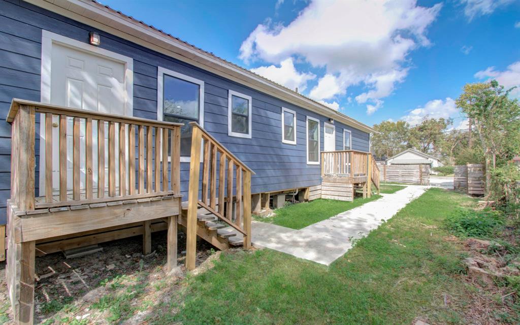 a view of a house with backyard and porch