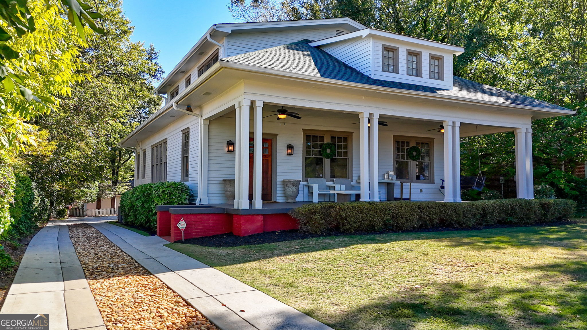 a view of a house with a yard