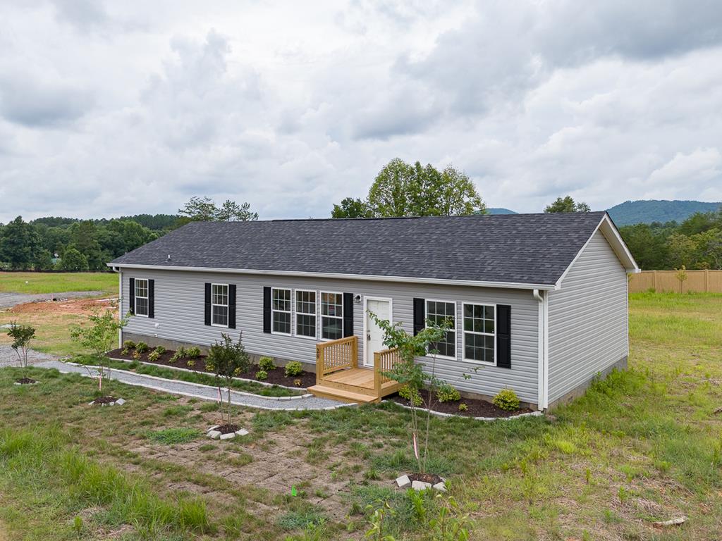 a view of a house with a yard