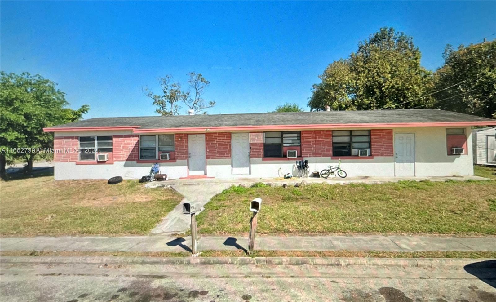 a front view of house with yard porch and seating space