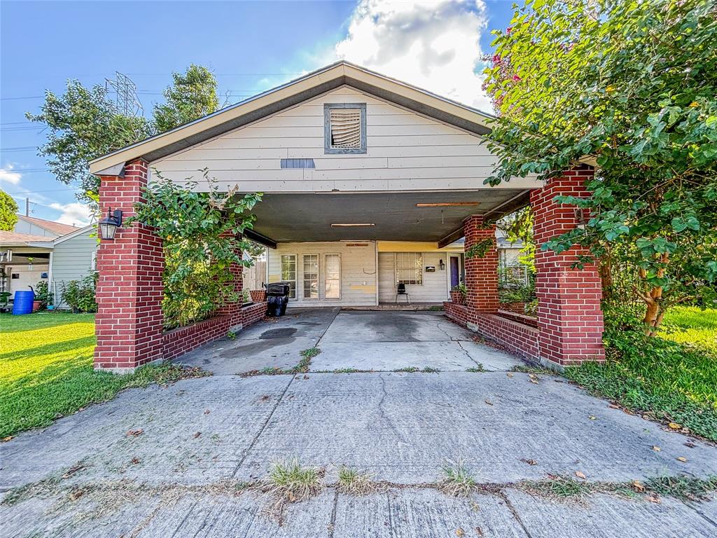 a view of a house with a yard and garage