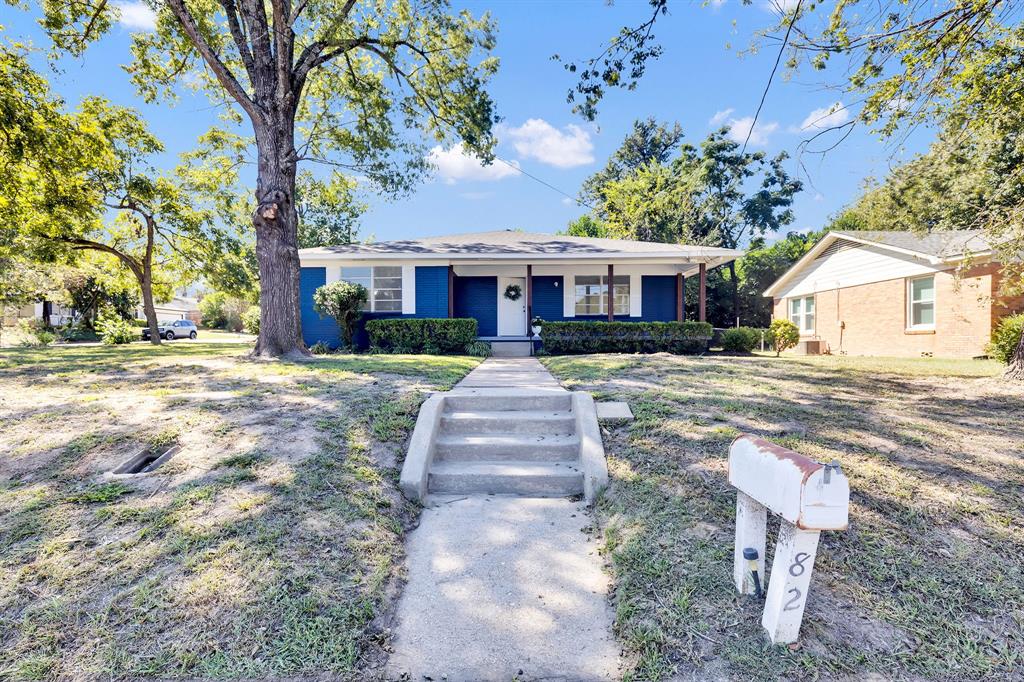 a view of a yard in front of house