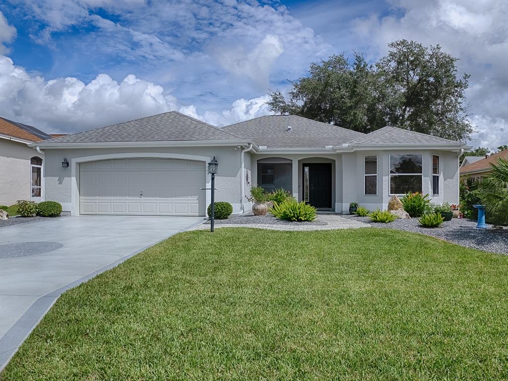 LOVELY 3/2 VERA CRUZ WITH PAINTED DRIVEWAY WITH ALL NEW LANDSCAPING AND HUGE OVERSIZED GARAGE!