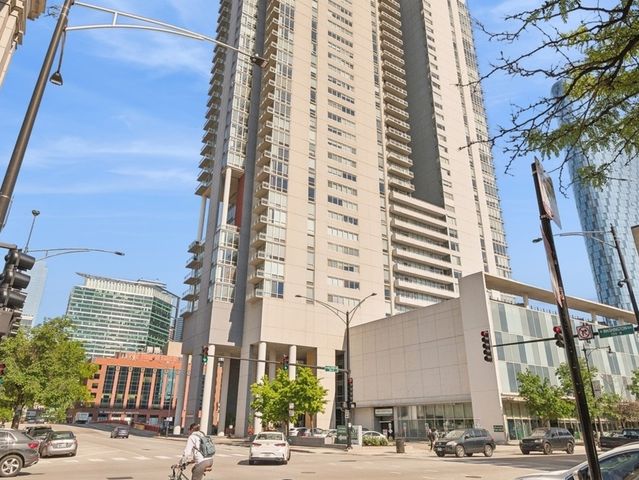 $1,199,000 | 737 West Washington Boulevard, Unit 3301 | Skybridge