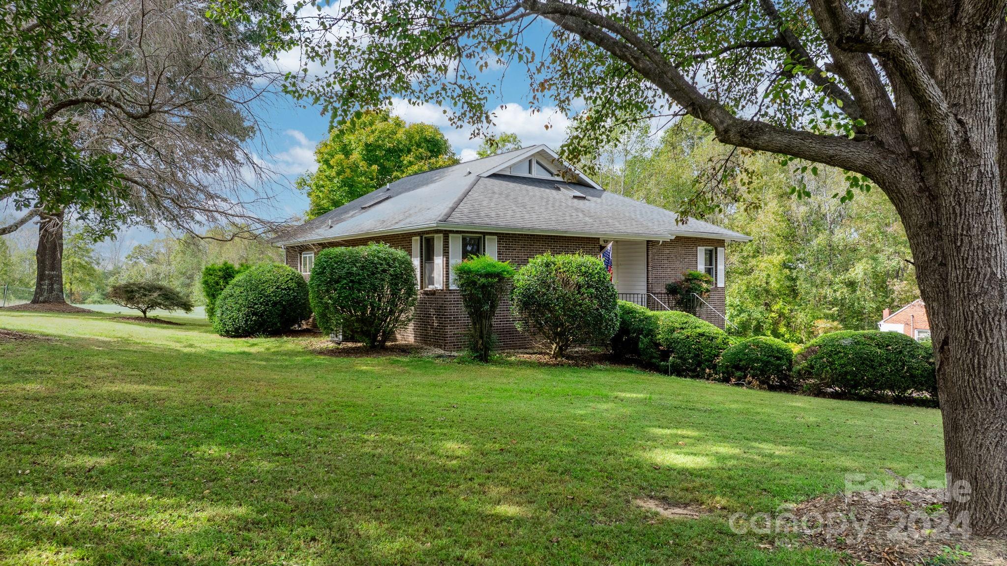 a view of a house with a yard