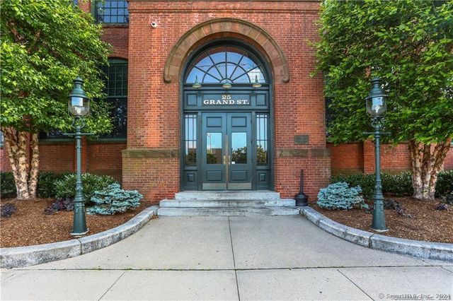 $299,900 | 25 Grand Street, Unit 160 | Wilton Avenue