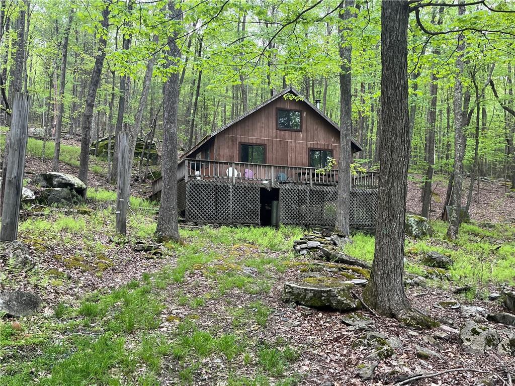 a small barn in middle of the forest