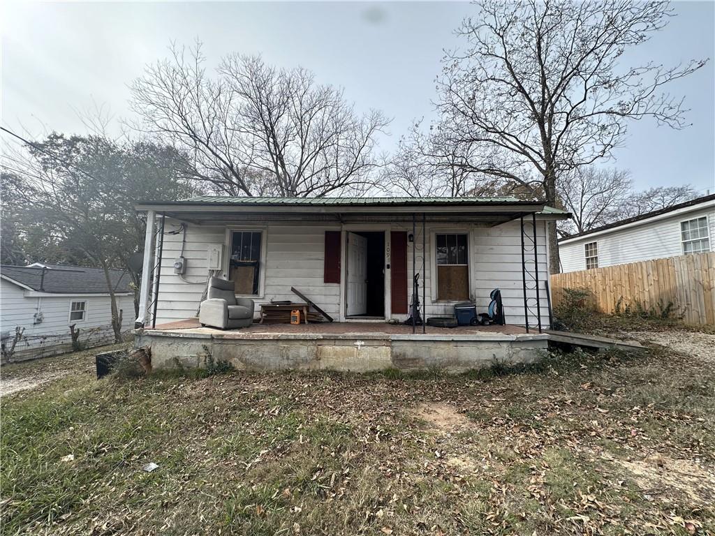 a view of a house with backyard