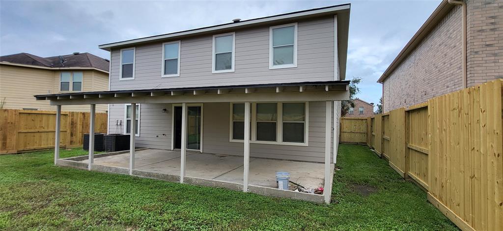 a view of a house with backyard