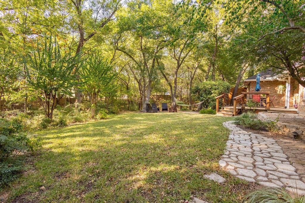 a view of yard with green space