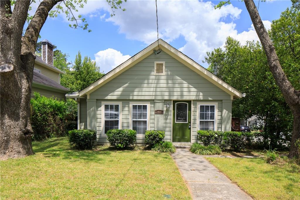 a view of a house with backyard and garden