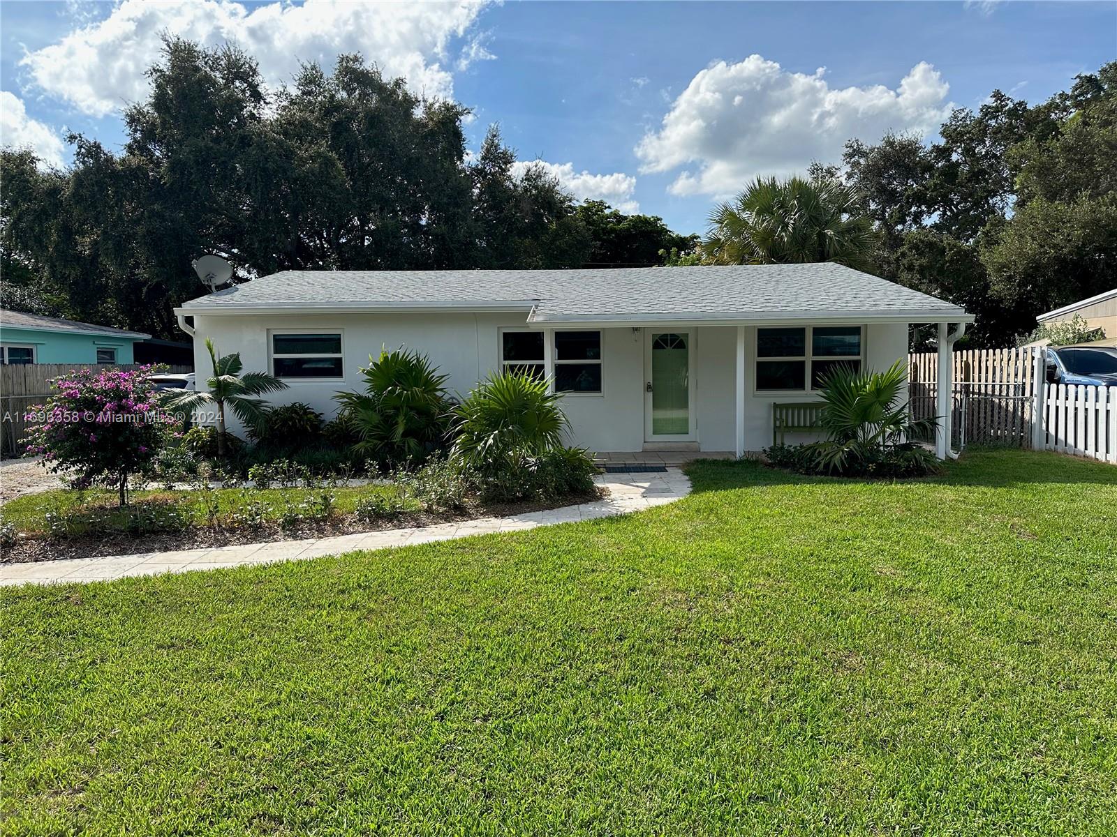 a view of a house with backyard and garden