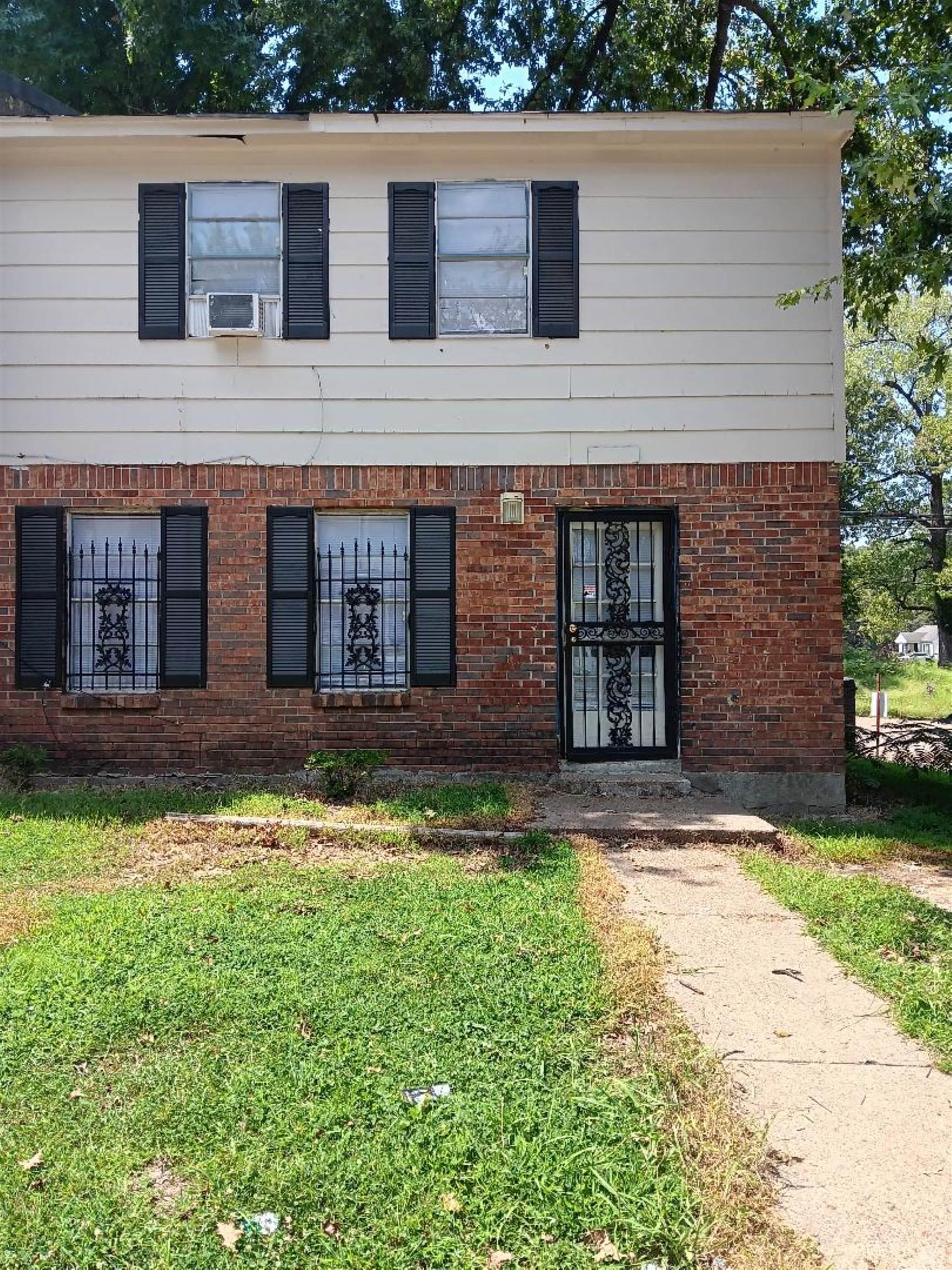 a view of front of house with yard