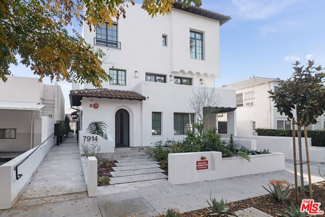 $5,650 | 7914 Norton Avenue, Unit 204 | West Hollywood Vicinity