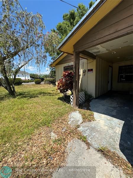 a view of a house with backyard