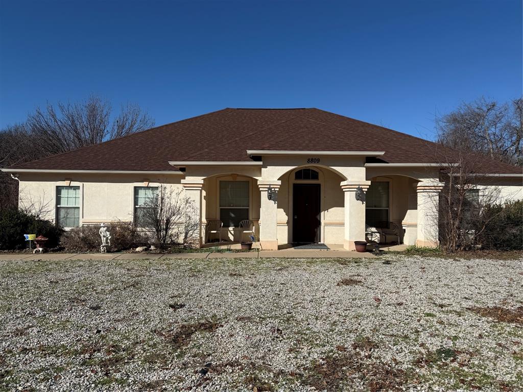 a view of a house with backyard