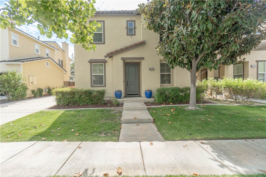 a front view of house with yard