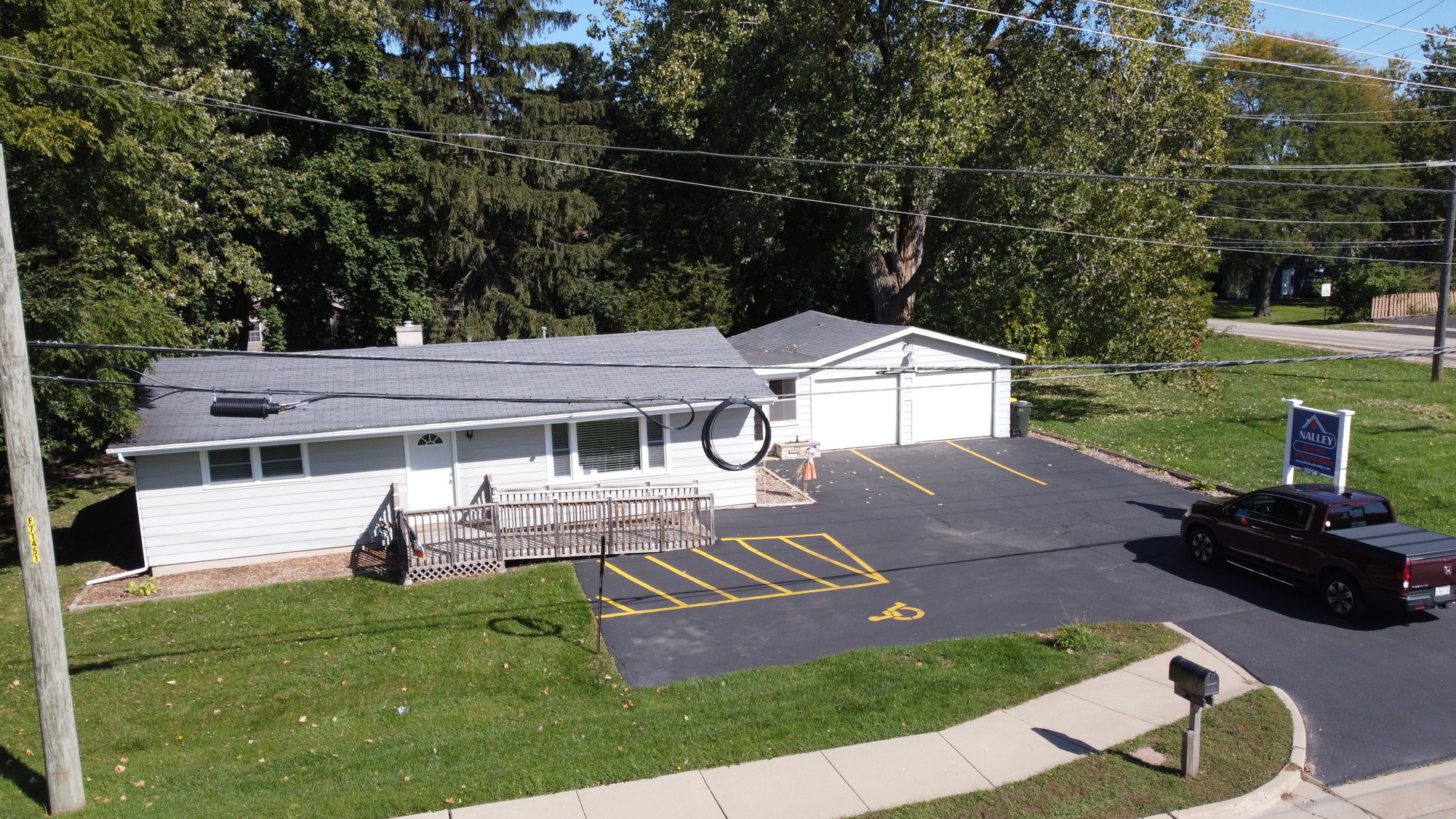 a view of house with a yard