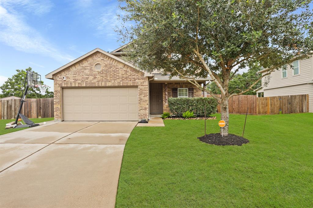 Welcome to this beautiful residence featuring 4 spacious bedrooms and 2.5 well-appointed bathrooms, nestled in the charming neighborhood of Bayou Crossing.