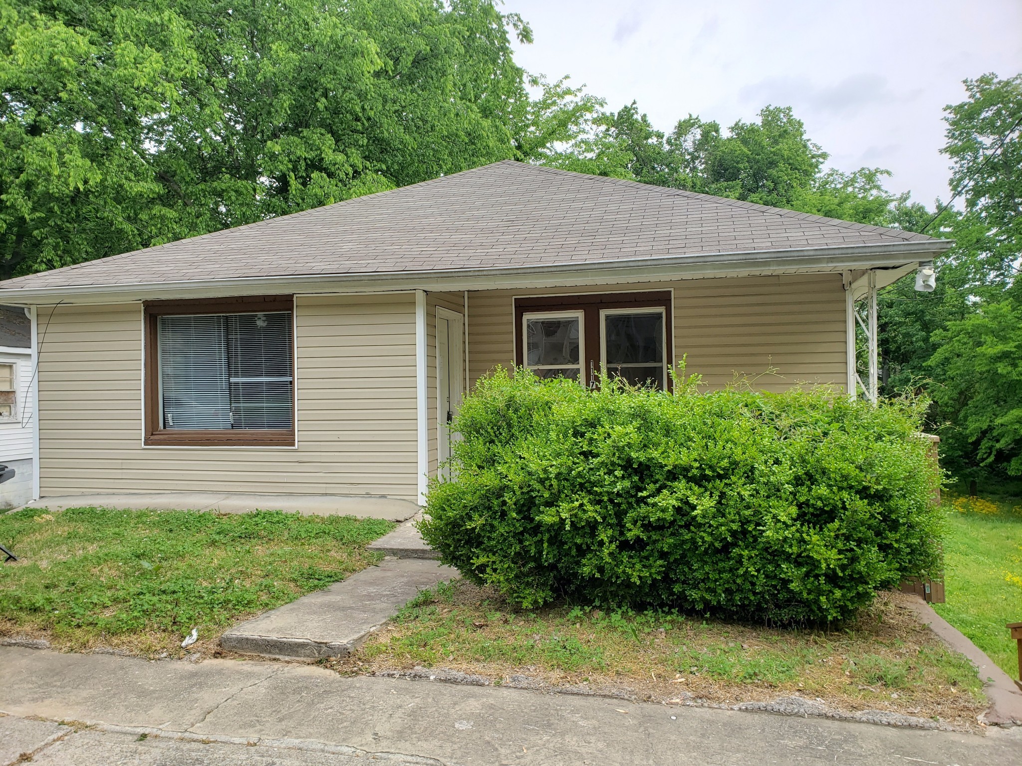 a view of a house with a yard