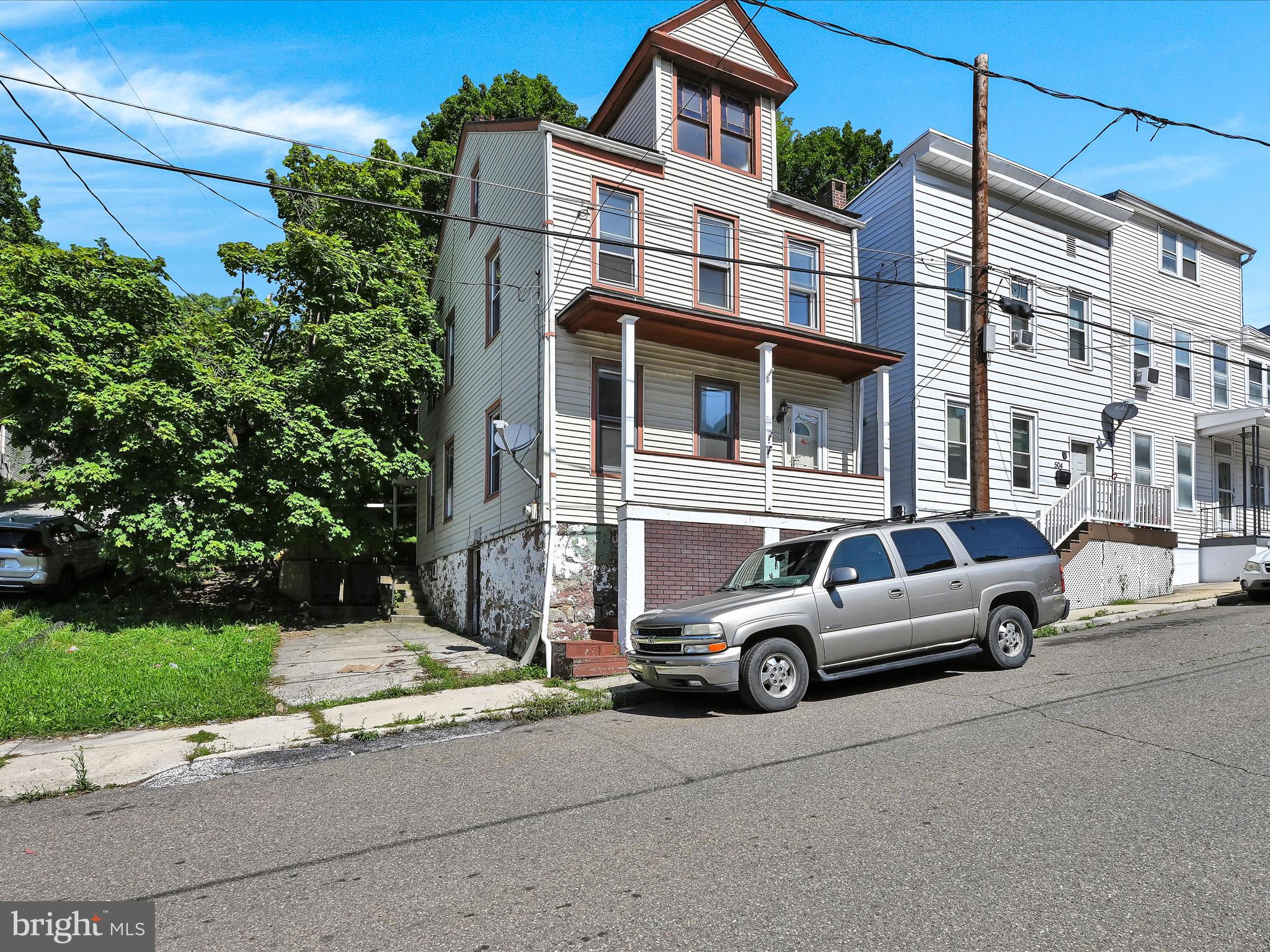 a car parked in front of a building