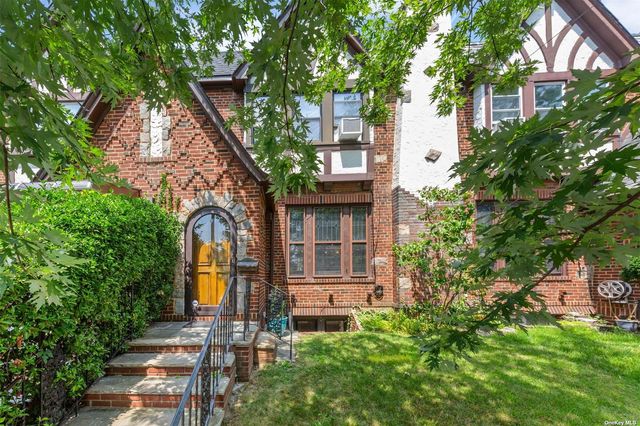 $1,119,000 | 170-09 33rd Avenue | Murray Hill - Flushing