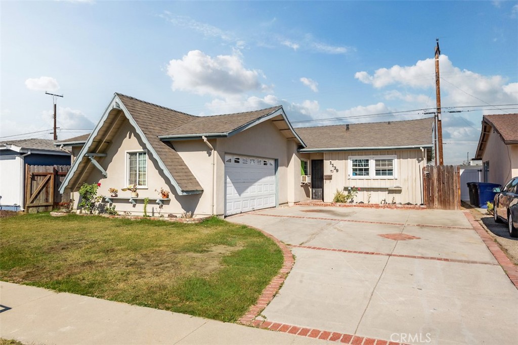 a view of a house with yard and garage