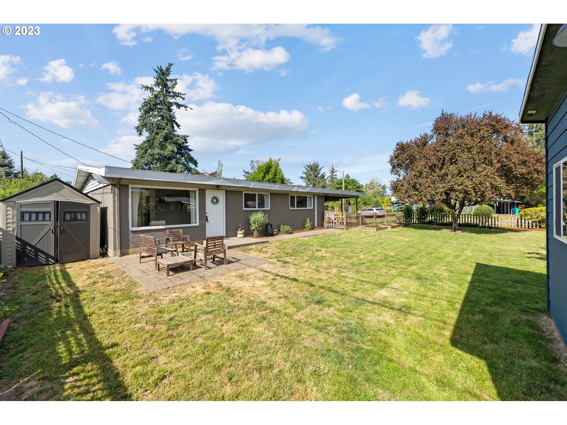 a view of back yard of the house