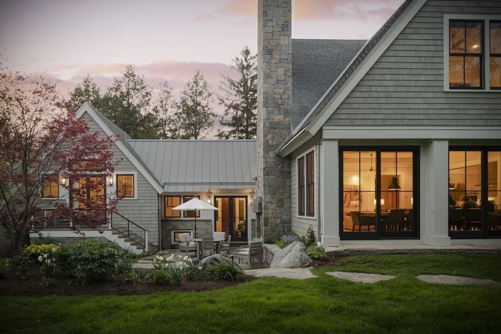 a view of a house with backyard and garden