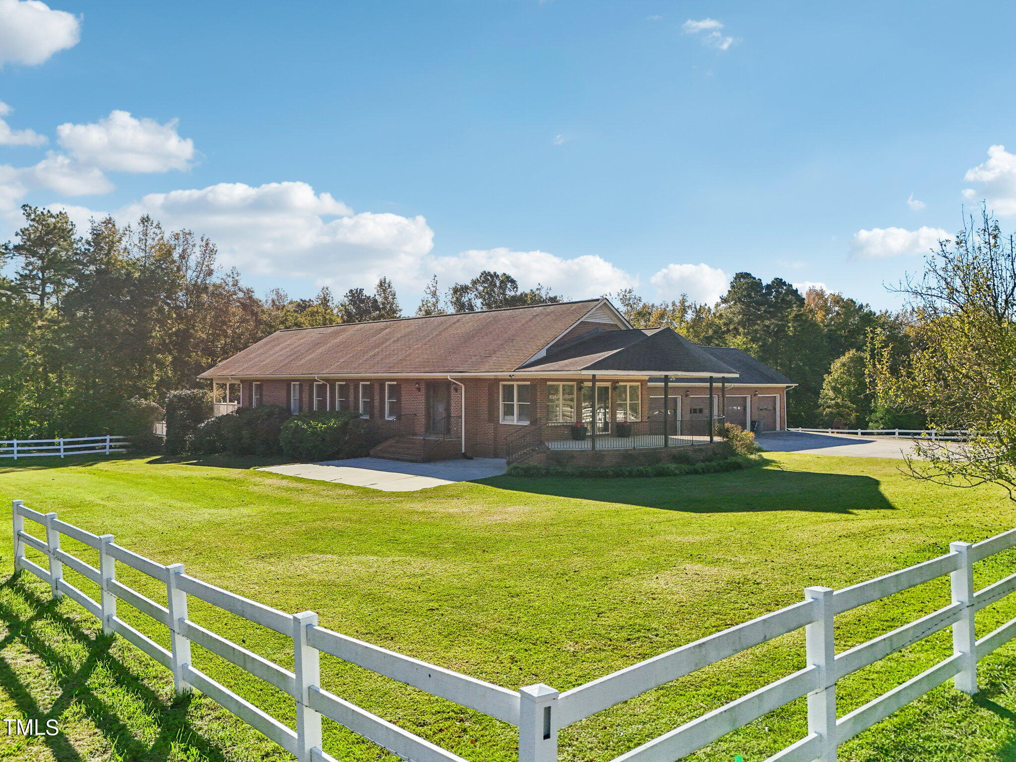 a view of a house with yard and deck