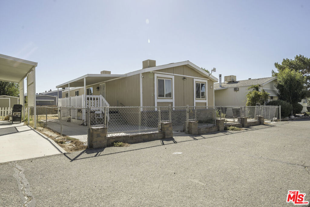 a view of a house with backyard and porch