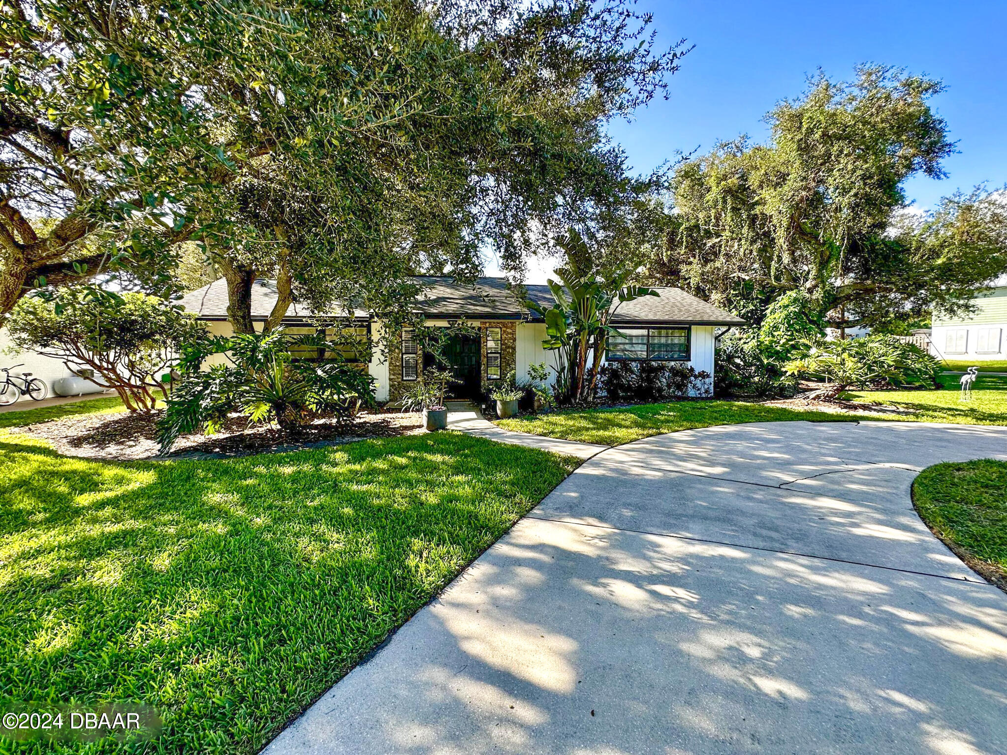 a view of house with yard