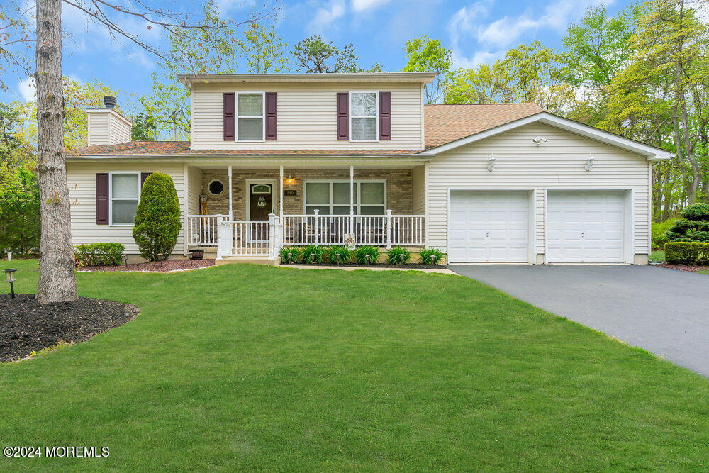 a view of a house with yard