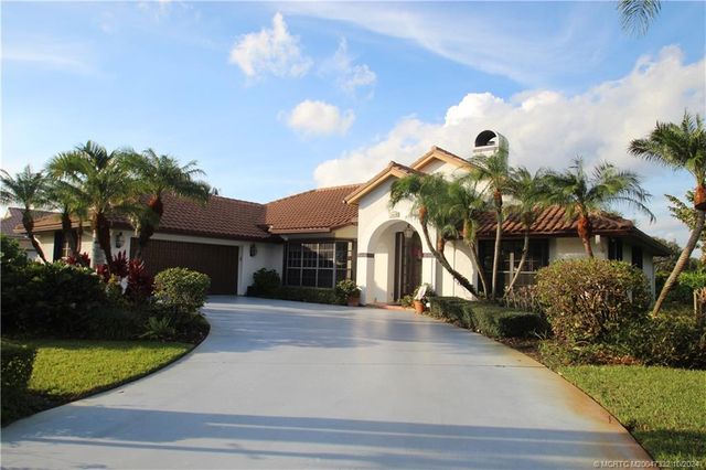 $749,900 | 4015 Southeast Clubhouse Place | The Yacht and Country Club