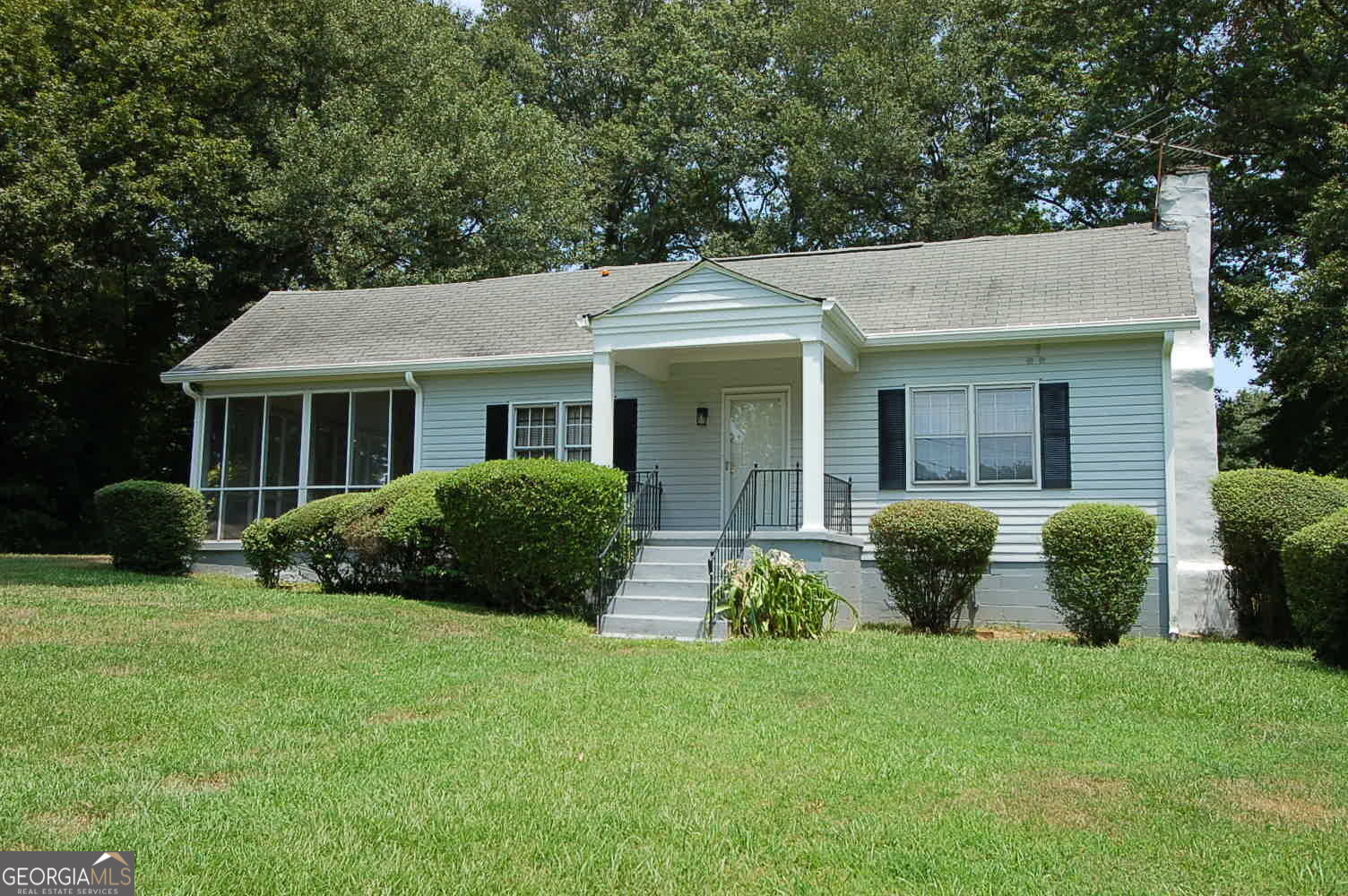 a view of a house with a yard and plants