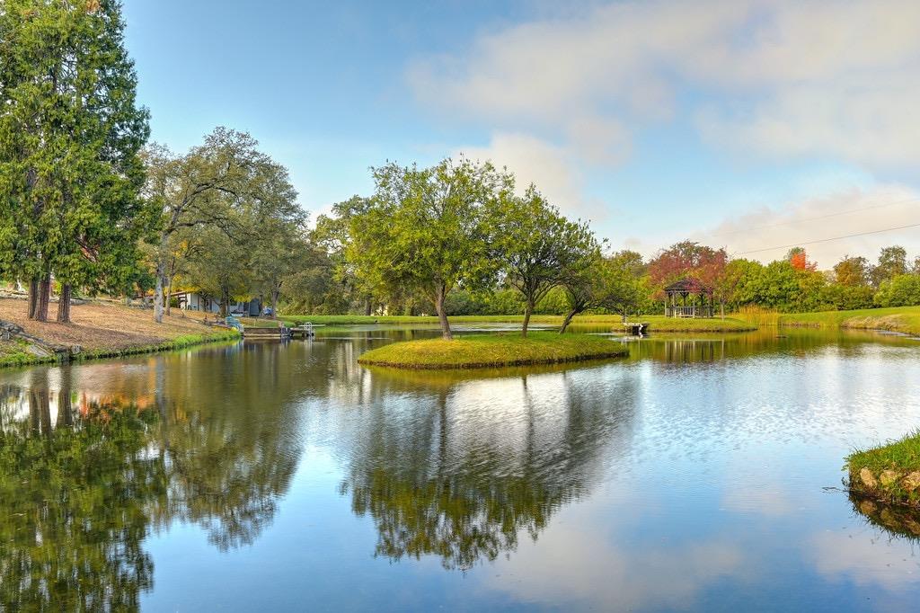 a view of a lake with houses in outdoor space