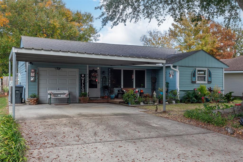 a view of a house with backyard porch and garden