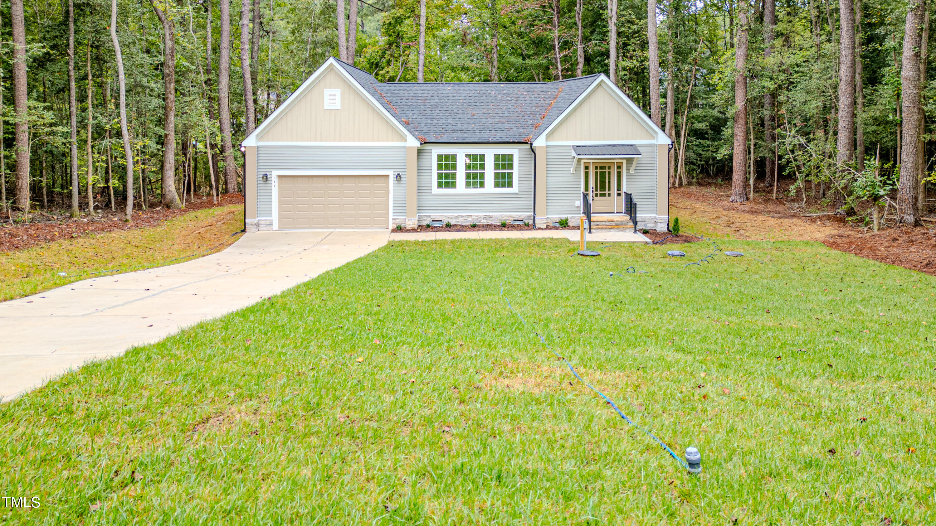 a view of a house with backyard and garden