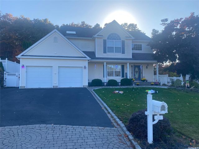 $699,000 | 20 Beechwood Drive | Manorville