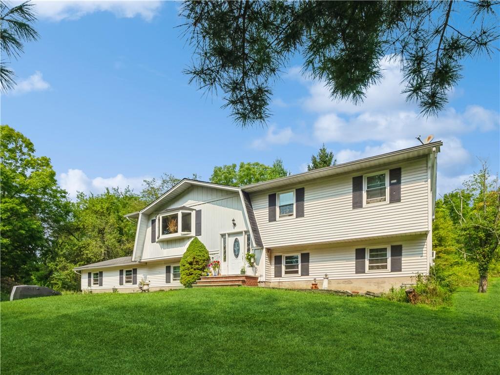 Bi-level home featuring a front yard