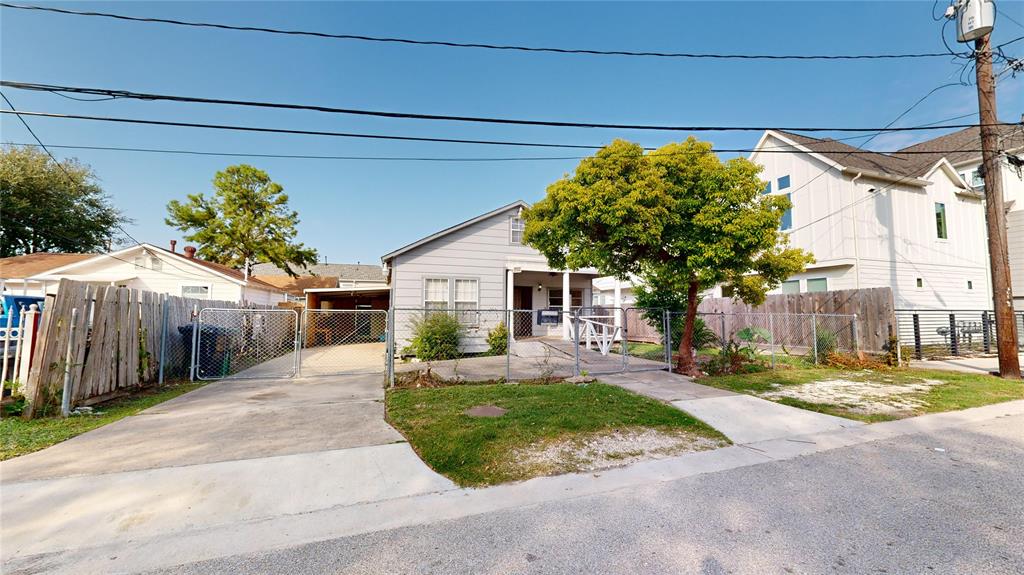 a view of a house with a backyard