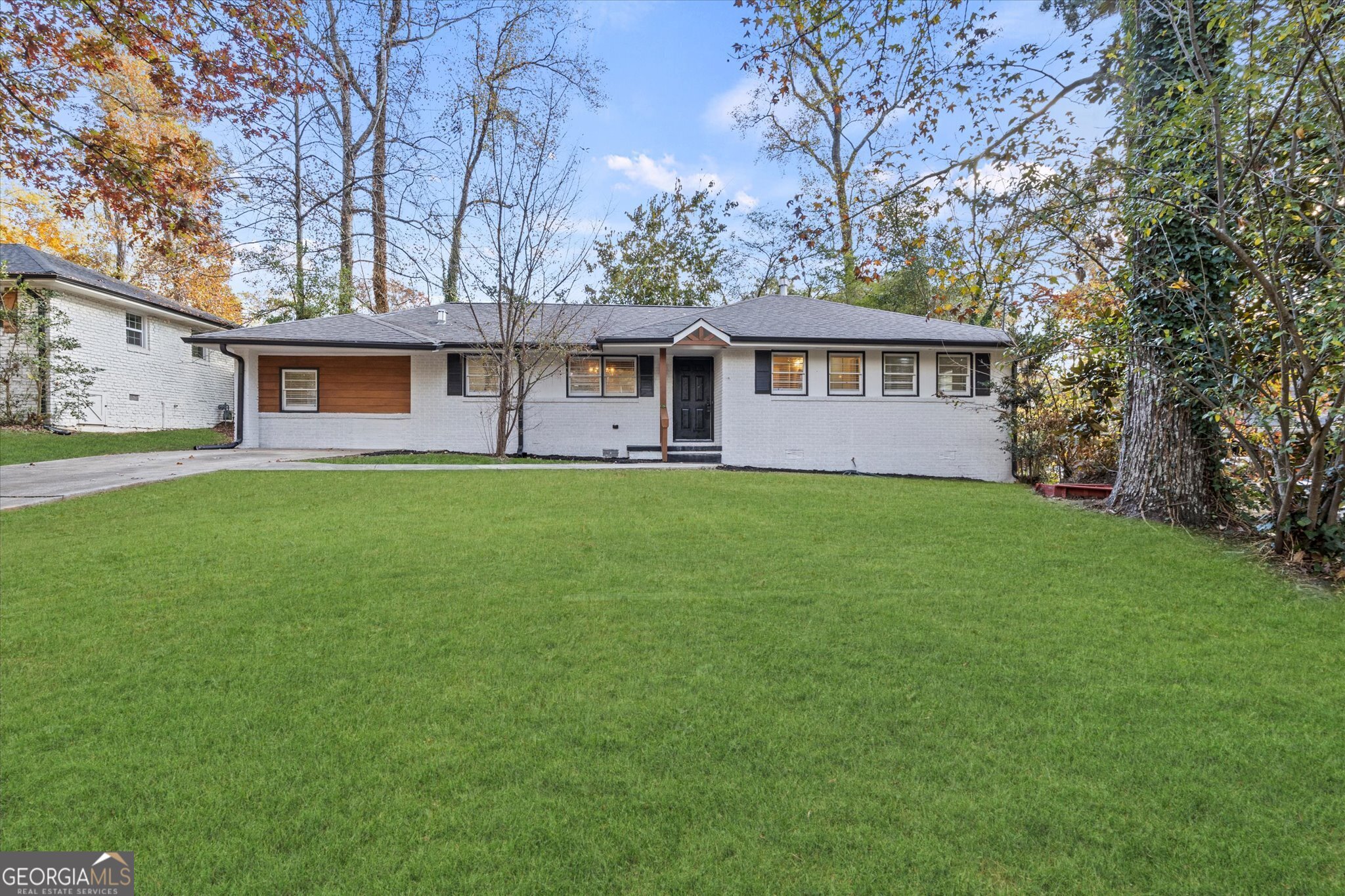 a view of a house with a yard