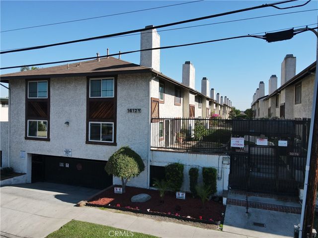 $565,000 | 16126 Cornuta Avenue, Unit 111 | Central Bellflower