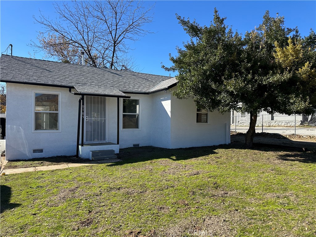 a view of a house with a yard