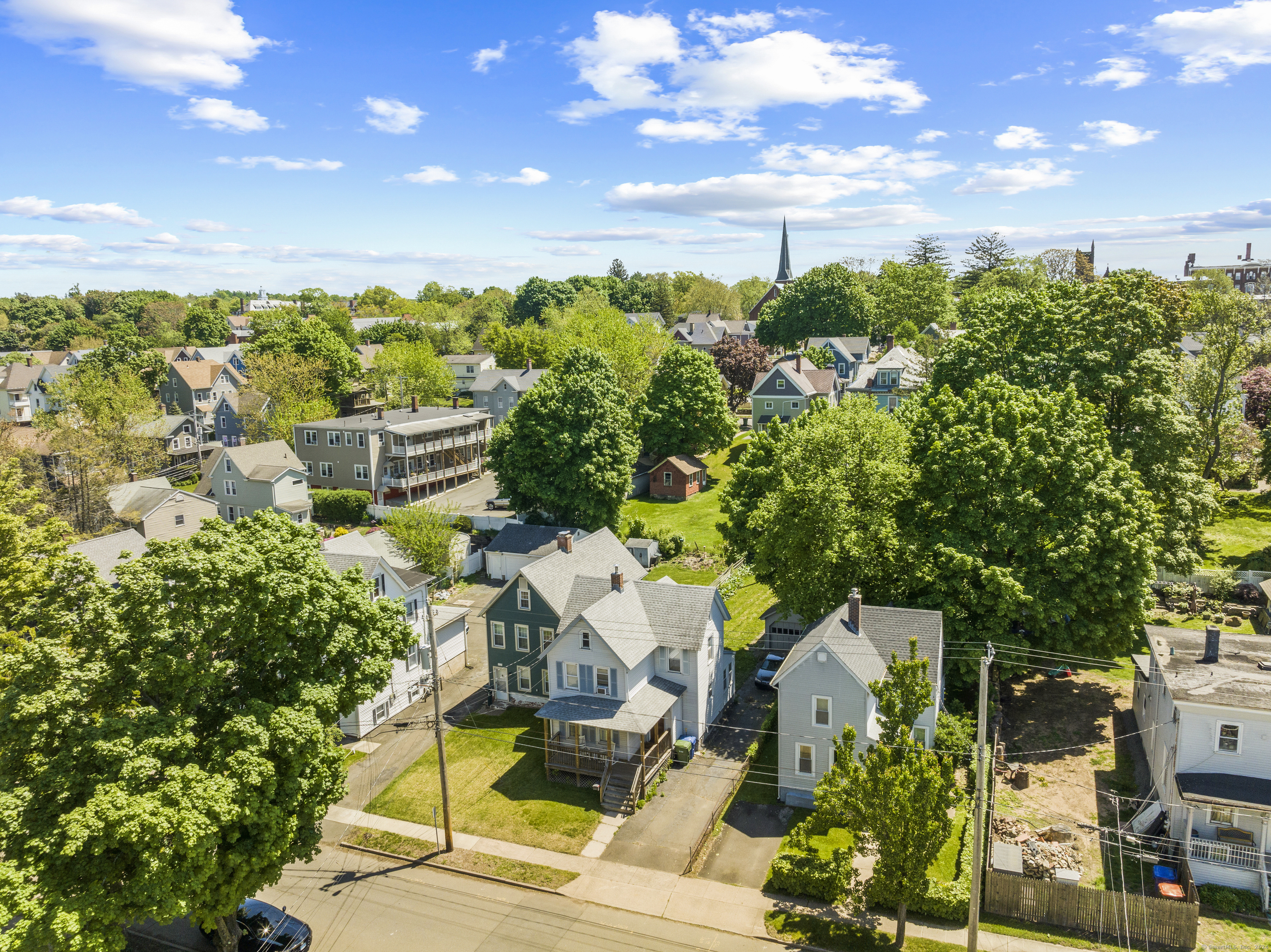 a view of a houses with city street